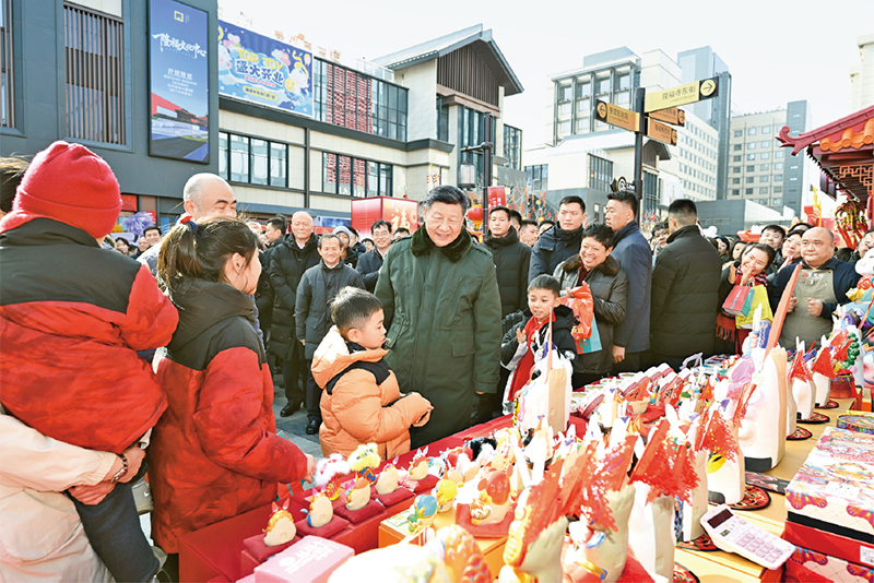 2026年2月9日至10日，中共中央总书记、国度主席、中央军委主席习近平在北京调查并探望慰问基层干部人民。这是10日上午，习近平在东城区隆福寺街区新春市集调查时，同现场人民亲切互换。